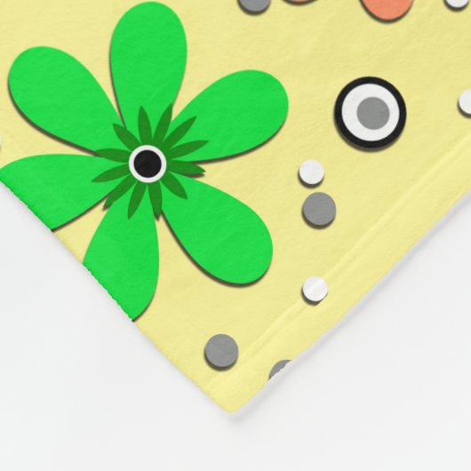 Heldere veelkleurige kamillebloemen op een gele fleece deken (Hoek)