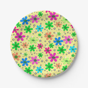 Heldere veelkleurige kamillebloemen op een gele papieren bordje