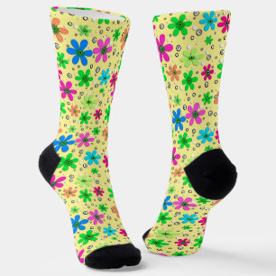 Heldere veelkleurige kamillebloemen op een gele sokken