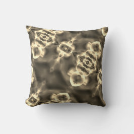 Heldere vlekken en vormen in schaduwen van beige kussen