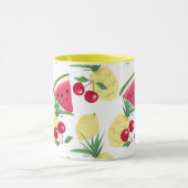 Heldere vruchten en bessen op wit. mok (Midden)