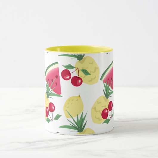 Heldere vruchten en bessen op wit. mok (Midden)