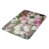 Heldere witte en roze tulpen op een zonnige badmat (Gekanteld)