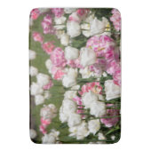 Heldere witte en roze tulpen op een zonnige badmat (Voorkant Verticaal)