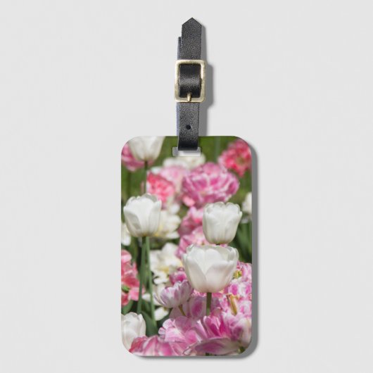 Heldere witte en roze tulpen op een zonnige dag bagagelabel (Voorkant (verticaal))