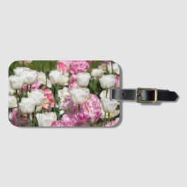 Heldere witte en roze tulpen op een zonnige dag bagagelabel