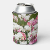 Heldere witte en roze tulpen op een zonnige dag