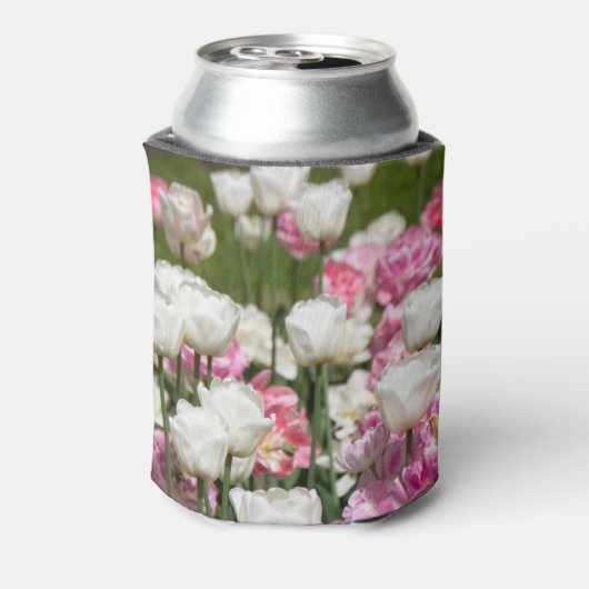 Heldere witte en roze tulpen op een zonnige dag blikjeskoeler (Blikje Achterkant)