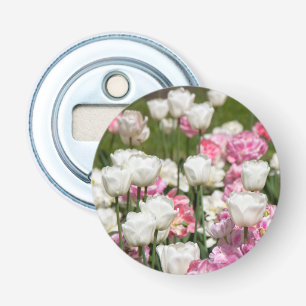 Heldere witte en roze tulpen op een zonnige dag button flesopener