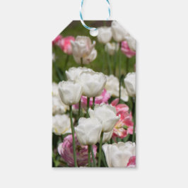 Heldere witte en roze tulpen op een zonnige dag cadeaulabel