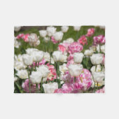 Heldere witte en roze tulpen op een zonnige dag fleece deken (Voorkant (Horizontaal))