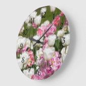 Heldere witte en roze tulpen op een zonnige dag grote klok (Hoek)