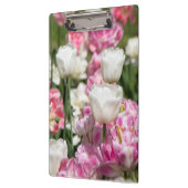 Heldere witte en roze tulpen op een zonnige dag klembord (Links)
