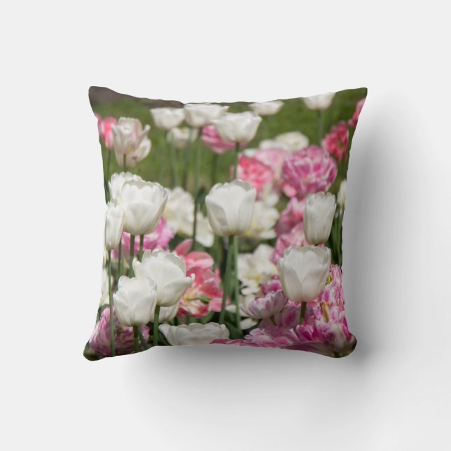 Heldere witte en roze tulpen op een zonnige dag kussen (Achterkant)