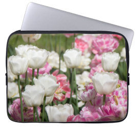 Heldere witte en roze tulpen op een zonnige dag laptop sleeve
