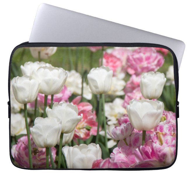 Heldere witte en roze tulpen op een zonnige dag laptop sleeve (Voorkant)
