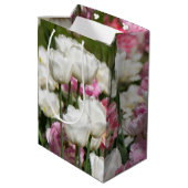 Heldere witte en roze tulpen op een zonnige dag    medium cadeauzakje (Achterkant Gekanteld)