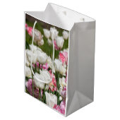 Heldere witte en roze tulpen op een zonnige dag medium cadeauzakje (Voorkant Gekanteld)