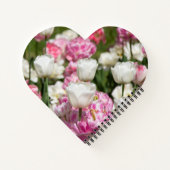 Heldere witte en roze tulpen op een zonnige dag notitieboek (Achterkant)