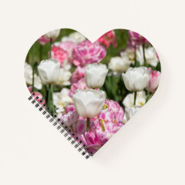 Heldere witte en roze tulpen op een zonnige dag notitieboek