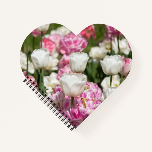Heldere witte en roze tulpen op een zonnige dag notitieboek (Voorkant)