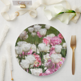 Heldere witte en roze tulpen op een zonnige dag papieren bordje