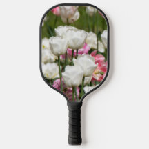Heldere witte en roze tulpen op een zonnige dag