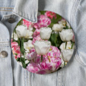 Heldere witte en roze tulpen op een zonnige dag ronde button 6,0 cm (In situ)