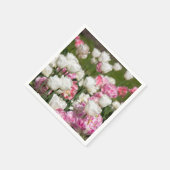 Heldere witte en roze tulpen op een zonnige dag servet (Hoek)