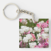 Heldere witte en roze tulpen op een zonnige dag