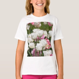 Heldere witte en roze tulpen op een zonnige dag t-shirt