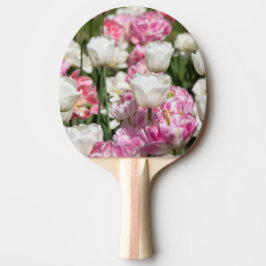 Heldere witte en roze tulpen op een zonnige dag tafeltennisbatje