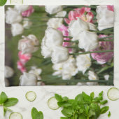 Heldere witte en roze tulpen op een zonnige dag theedoek (Gevouwen)