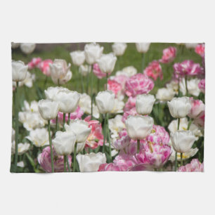 Heldere witte en roze tulpen op een zonnige dag theedoek