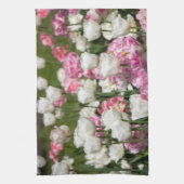 Heldere witte en roze tulpen op een zonnige dag theedoek (Verticaal)