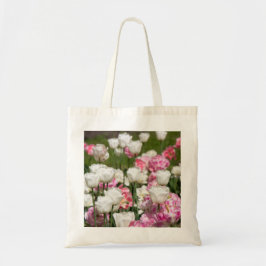 Heldere witte en roze tulpen op een zonnige dag tote bag
