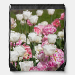 Heldere witte en roze tulpen op een zonnige dag trekkoord rugzakje