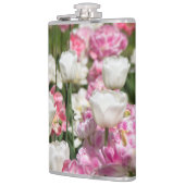 Heldere witte en roze tulpen op een zonnige heupfles (Links)