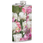 Heldere witte en roze tulpen op een zonnige heupfles (Rechts)