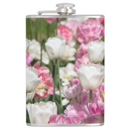 Heldere witte en roze tulpen op een zonnige heupfles