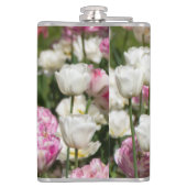 Heldere witte en roze tulpen op een zonnige heupfles (Achterkant)