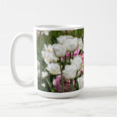 Heldere witte en roze tulpen op een zonnige koffiemok (Links)