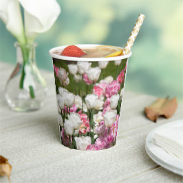 Heldere witte en roze tulpen op een zonnige papieren bekers