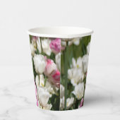 Heldere witte en roze tulpen op een zonnige papieren bekers (Rechts)