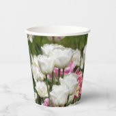 Heldere witte en roze tulpen op een zonnige papieren bekers (Voorkant)