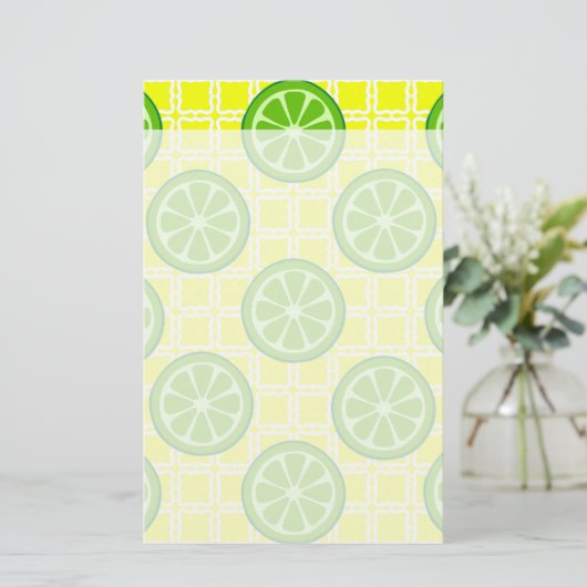 Heldere zomercitruslimieten op gele vierkant tegel briefpapier (Staand voorkant)