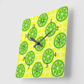 Heldere zomercitruslimieten op gele vierkant tegel vierkante klok (Hoek)