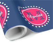 Heldere zomerroze pokadomonogram op marineblauw cadeaupapier (Rol Hoek)