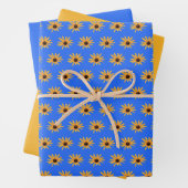Heldere zon gele bloemen op Royal Blue Inpakpapier Vel (In situ)