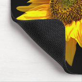 Heldere zonnebloem op zwarte achtergrond muismat (Hoek)